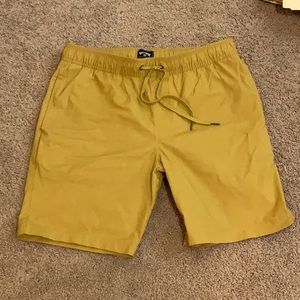 Billabong shorts, Men’s medium (gold)